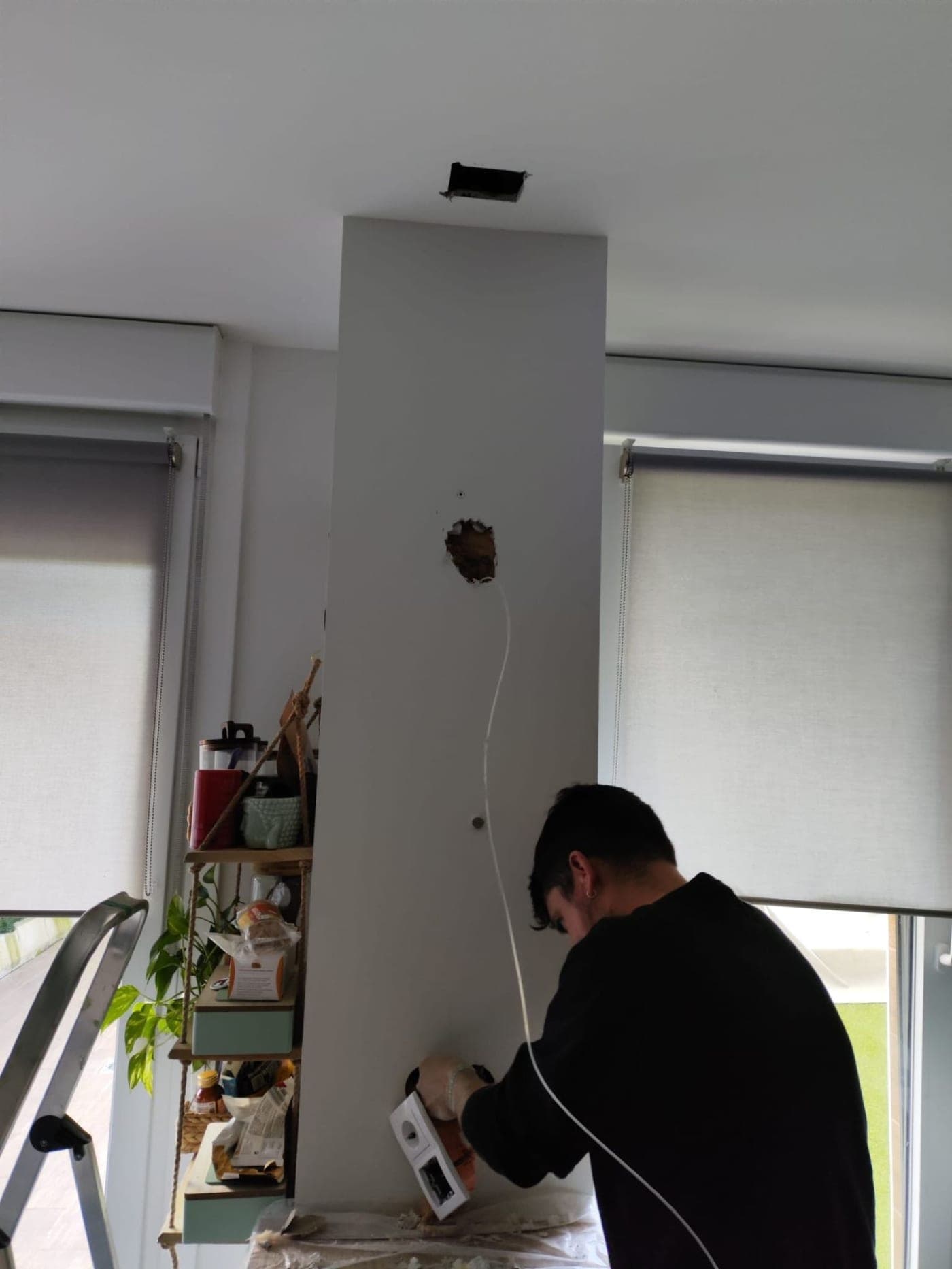 Antonio pasando cable nuevo por una columna para colocar un enchufe